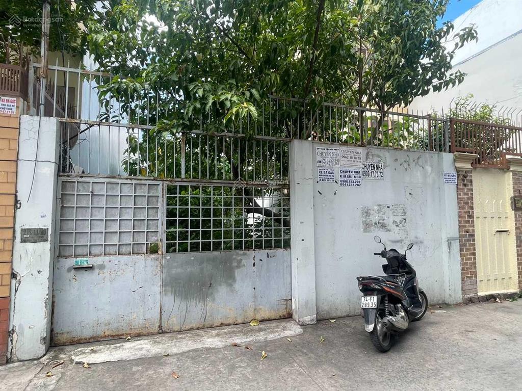 Bán gấp khuôn đất 8x26m, vuông vức, đang làm bãi giữ xe ô tô, p24, bình thạnh giá chỉ 89tr/m2