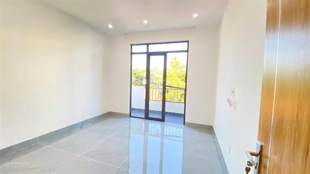 Sốc nhà 3 tầng 56m2 ngõ thông 5m, ngay ub hùng vương, hồng bàng, oto đỗ cửa