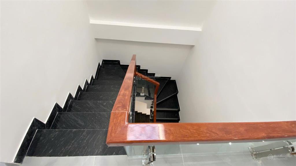 Sốc nhà 3 tầng 56m2 ngõ thông 5m, ngay ub hùng vương, hồng bàng, oto đỗ cửa