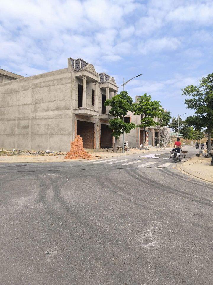 Bán nhà 2 lầu TP Tân Uyên - tặng nội thất 200tr