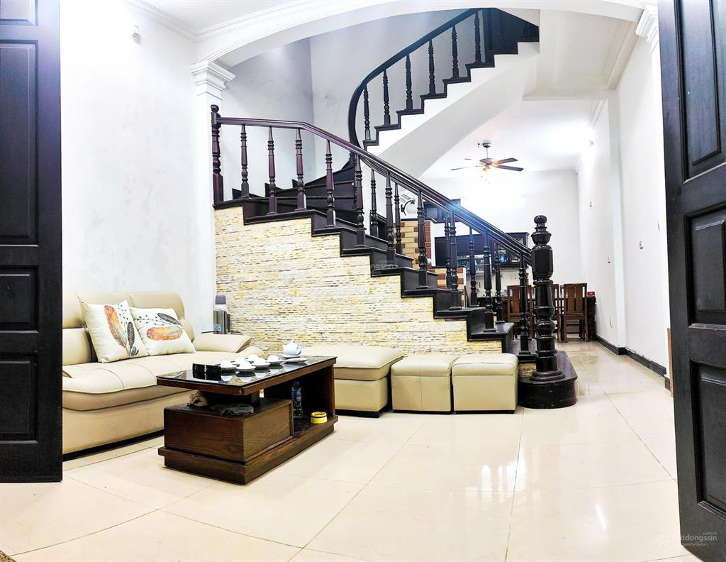 Chuyển công tác! gia đình bán nhà đê la thành, đi ngõ 84 ngọc khánh rất gần, nhà 49.4m2 4t 2 thoáng
