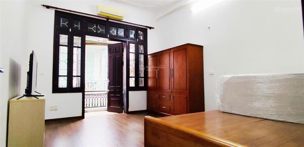 Chuyển công tác! gia đình bán nhà đê la thành, đi ngõ 84 ngọc khánh rất gần, nhà 49.4m2 4t 2 thoáng