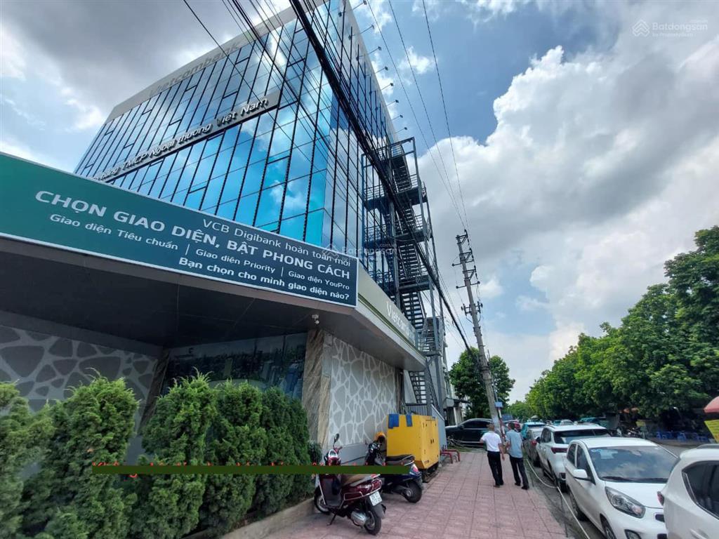 Bán toà nhà cụm cn lai xá dt đất 5000m2 xd 6 tầng, mt 63m, dòng tiền 20 tỷ/năm, giá chào cho có