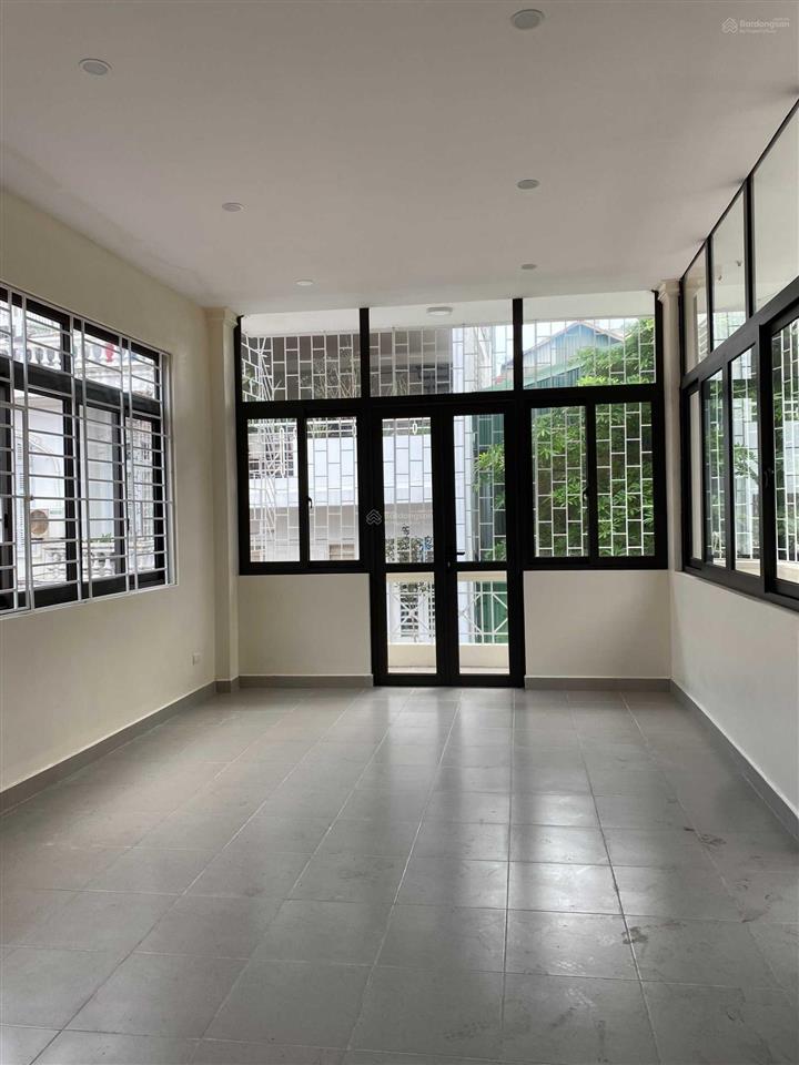 Chủ xuất cảnh cần bán phân lô đỗ quang. dt 55m2 x 5 tầng, mt 4.5m, ôtô tránh, kd tốt, khu vip