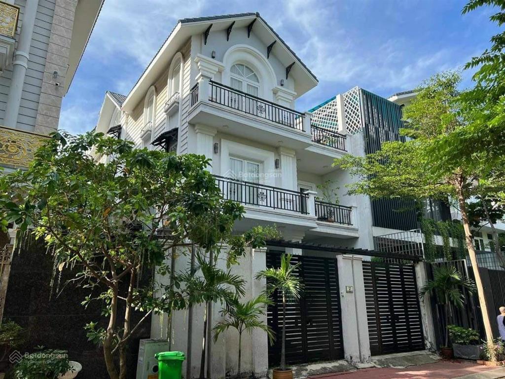 Định cư nước ngoài tôi chính chủ bán gấp lô nhà phố kdc kim sơn q7, dt 10x20m giá 24 tỷ, sổ hồng