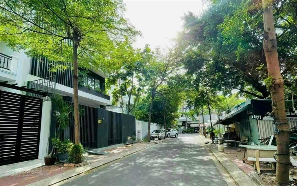 Định cư nước ngoài tôi chính chủ bán gấp lô nhà phố kdc kim sơn q7, dt 10x20m giá 24 tỷ, sổ hồng