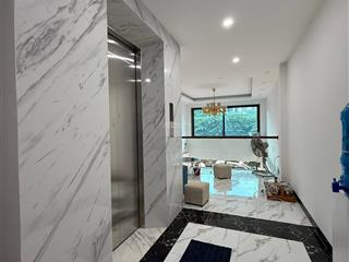 Nhà 7 tầng thang máy xây mới, vỉa hè, đường trước nhà rộng to, 3 ô tô tránh nhau, ô tô đỗ ngày đêm