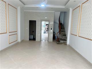 Ngay gần ngã 4 vạn phúc ô tô đỗ cửa thang máy kinh doanh.
diện tích 50m* 5tầng* mt gần 5m.