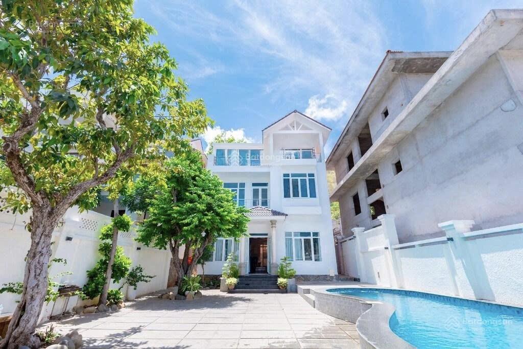 Bán biệt thự sát biển trần phú tp. vt 505m2 hồ bơi sân vườn rộng. đi bộ ra biển. giá tốt 33 tỷ tl