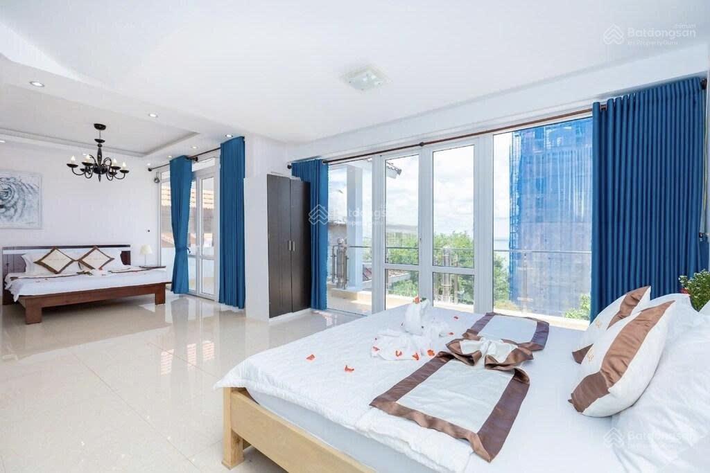 Bán biệt thự sát biển trần phú tp. vt 505m2 hồ bơi sân vườn rộng. đi bộ ra biển. giá tốt 33 tỷ tl