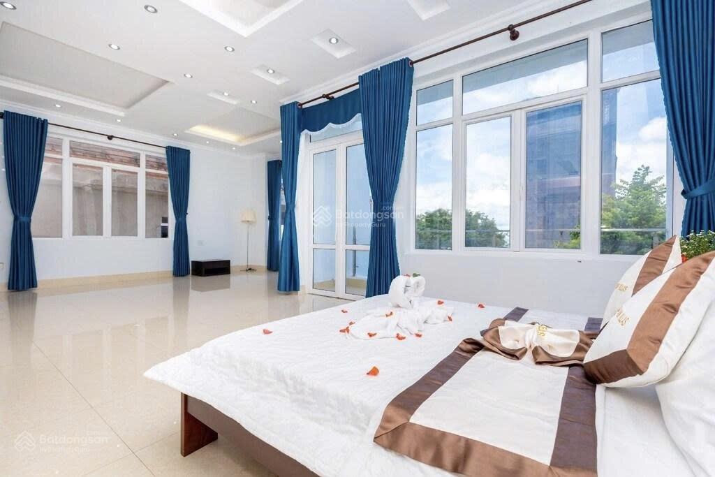 Bán biệt thự sát biển trần phú tp. vt 505m2 hồ bơi sân vườn rộng. đi bộ ra biển. giá tốt 33 tỷ tl