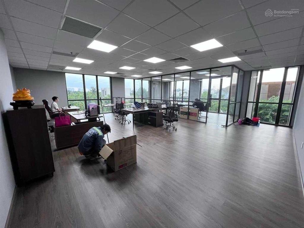 Chính chủ cho thuê văn phòng 120m2 st moritz mặt tiền phạm văn đồng giá thuê 38 tr.  0938 536 ***