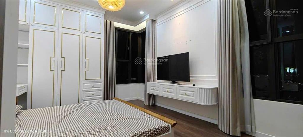 Chính chủ bán nhanh căn 3pn full nội thất giá 6tỷ150 tại toà st moritz có thể ở ngay. 0938 536 ***