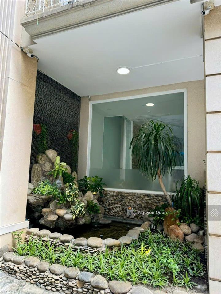 Toà nhà hầm + 5 tầng. dt 9x21m mặt tiền nguyễn minh hoàng, ngay lotte mart, k300, tân bình