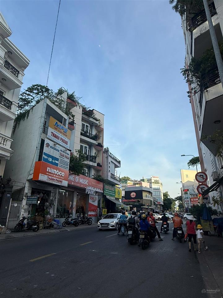 Tòa nhà mặt tiền ngay ngã tư bạch đằng  hồng hà, hầm + 5 lầu (10x17 )