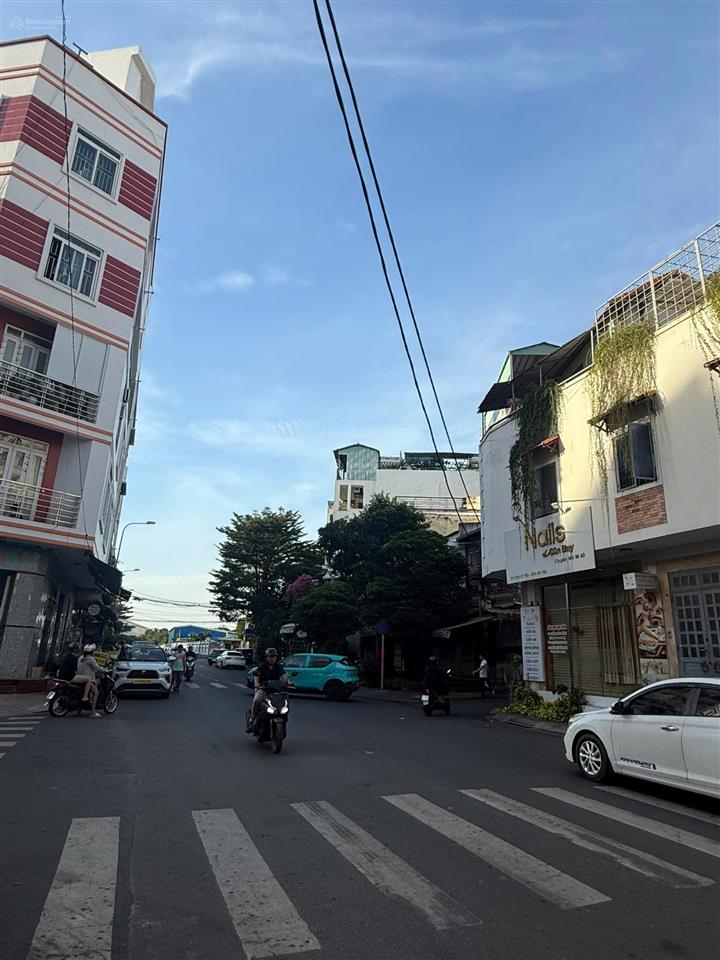 Tòa nhà mặt tiền ngay ngã tư bạch đằng  hồng hà, hầm + 5 lầu (10x17 )