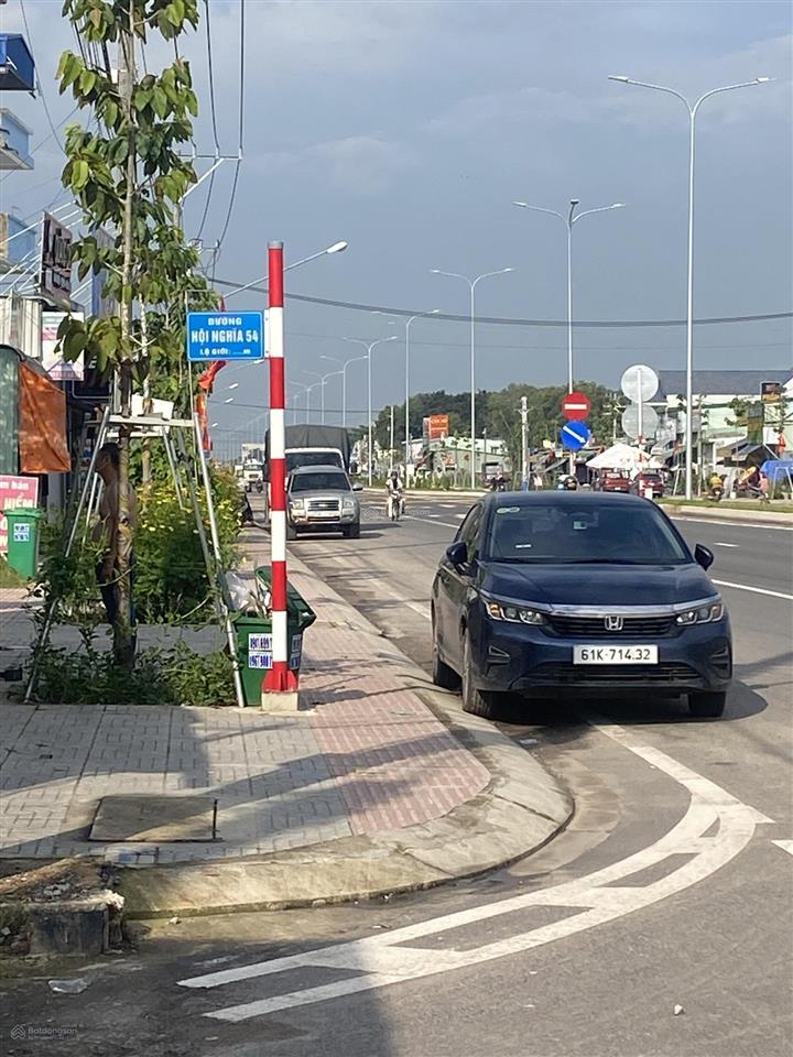 Cần vốn làm ăn, cần bán nhà mặt tiền đường dt 746, kp 4 phường bình cơ, tp hồ chí minh, dt 250m2
