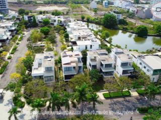Chính chủ kẹt tiền bán gấp bt đl lucasta villa 339m2 thô, view hồ, sổ hồng 0901 471 ***