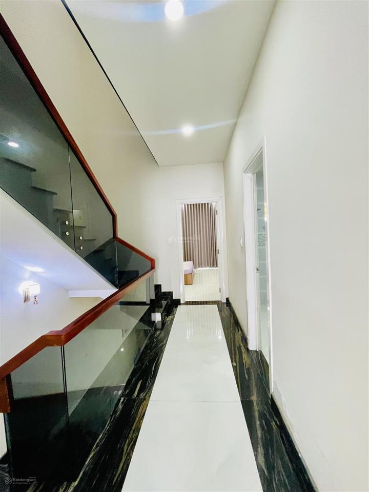 Bán gấp căn gốc 128m2, nội thất mới, hd thuê dài hạn, cạnh sân vườn lớn, sổ hồng