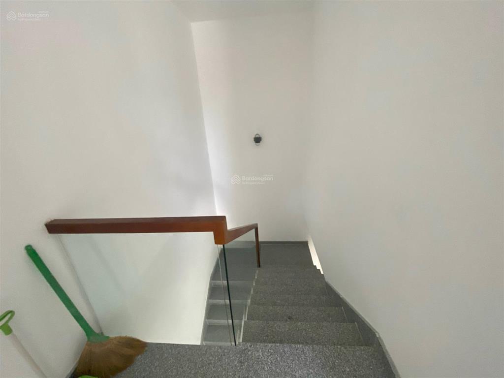 Bán gấp căn gốc 128m2, nội thất mới, hd thuê dài hạn, cạnh sân vườn lớn, sổ hồng