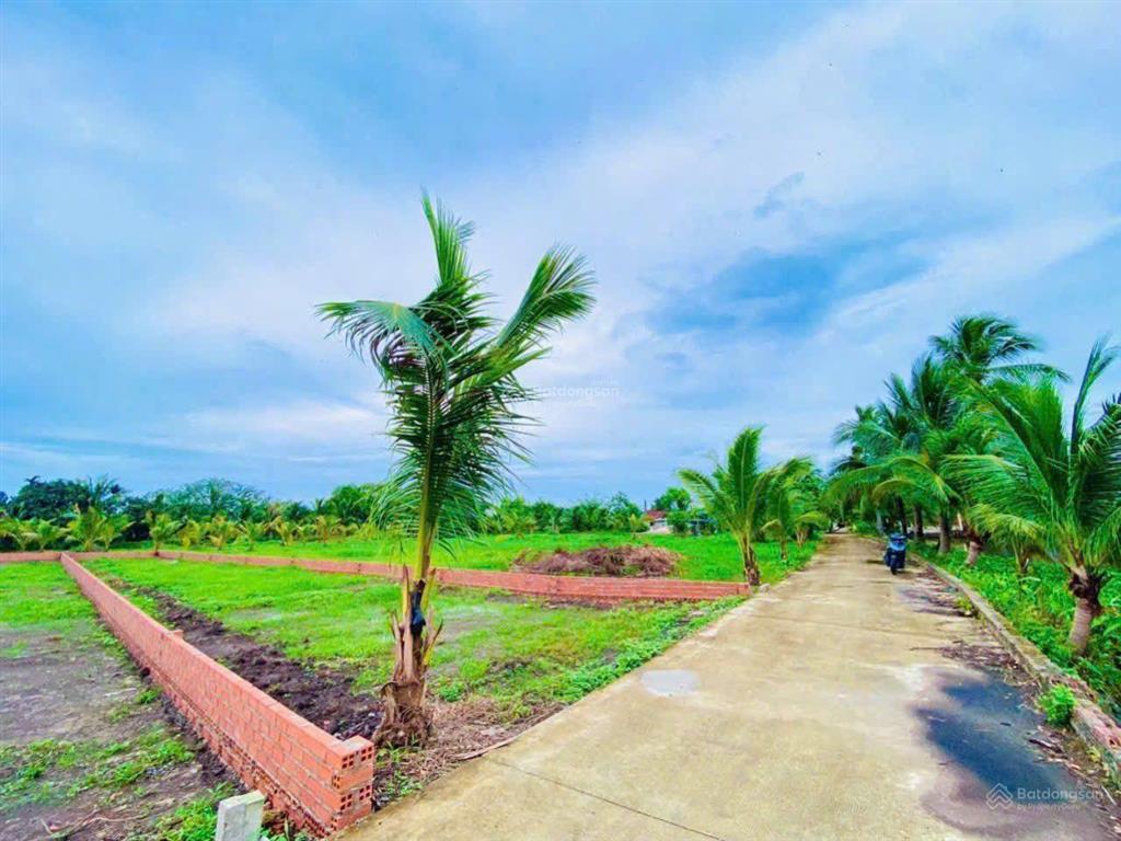 Bán lô đất thổ vườn 460m2 ( thổ cư 200m2 ) ngay gần chợ trảng bàng , giá 950 triệu sổ hồng riêng