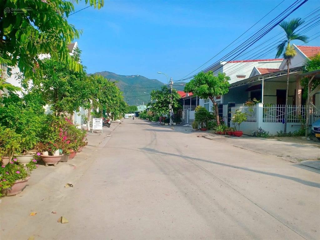 Bán lô đất tái định cư diên toàn ngang 6m đường rộng 13m gần trường học.  0908 208 ***