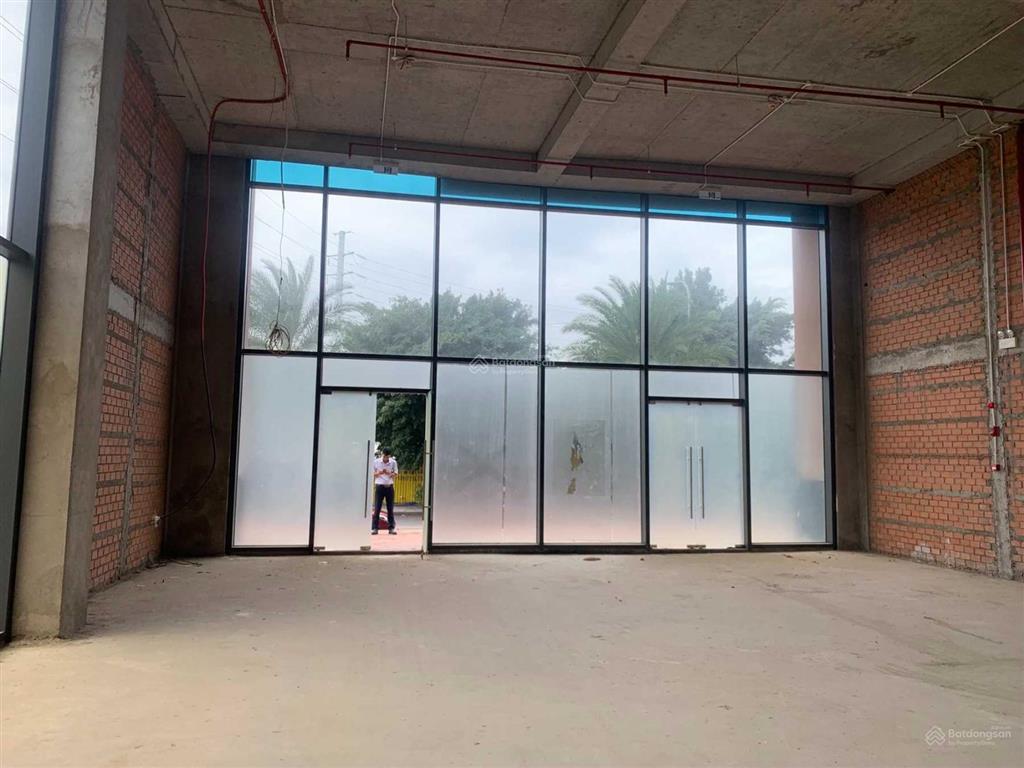Cho thuê shophouse mt nguyễn văn linh q7 dt 215m2 giá chỉ 50tr/th tặng 2 tháng decor  0909 904 ***