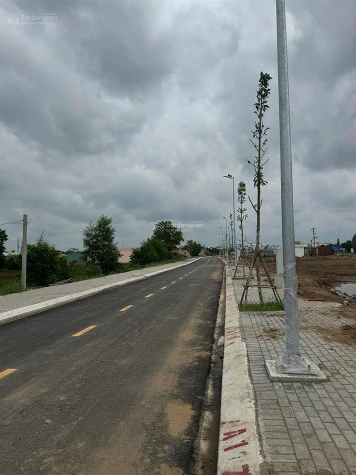 Bán lô đất nền 80m2 shr ngay chợ cần đước giá 1,6 tỷ mt trước nhà 6m  0909 904 ***