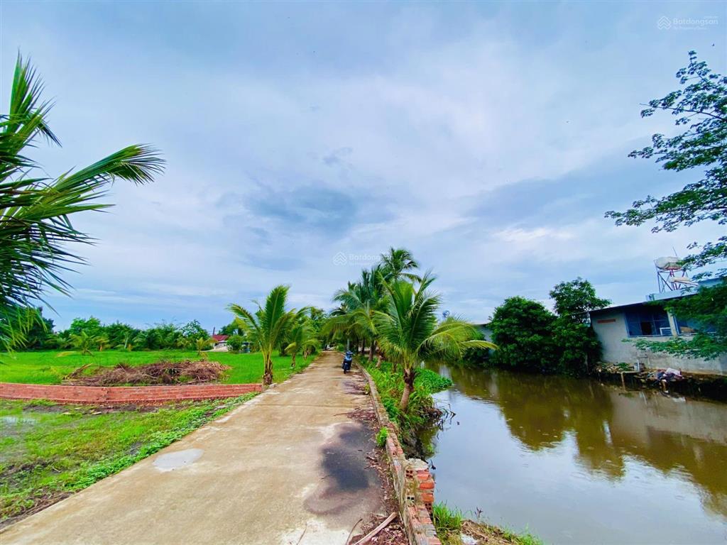 Bán đất ở view sông 300m2 giá 750triệu trung tâm thị xã trảng bàng gần quốc lộ 22 sổ hồng riêng