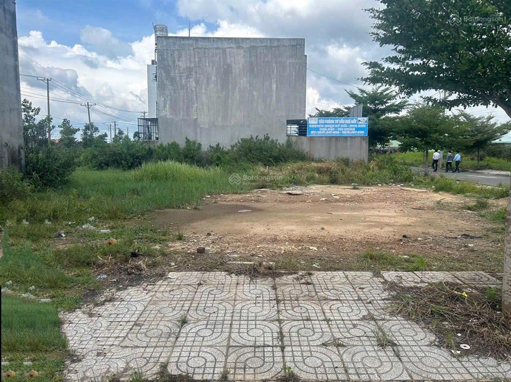 Bán gấp đất 90m2 giá 1tỷ250 đường nguyễn thị lắng xã tân phú trung củ chi chợ chiều 300m