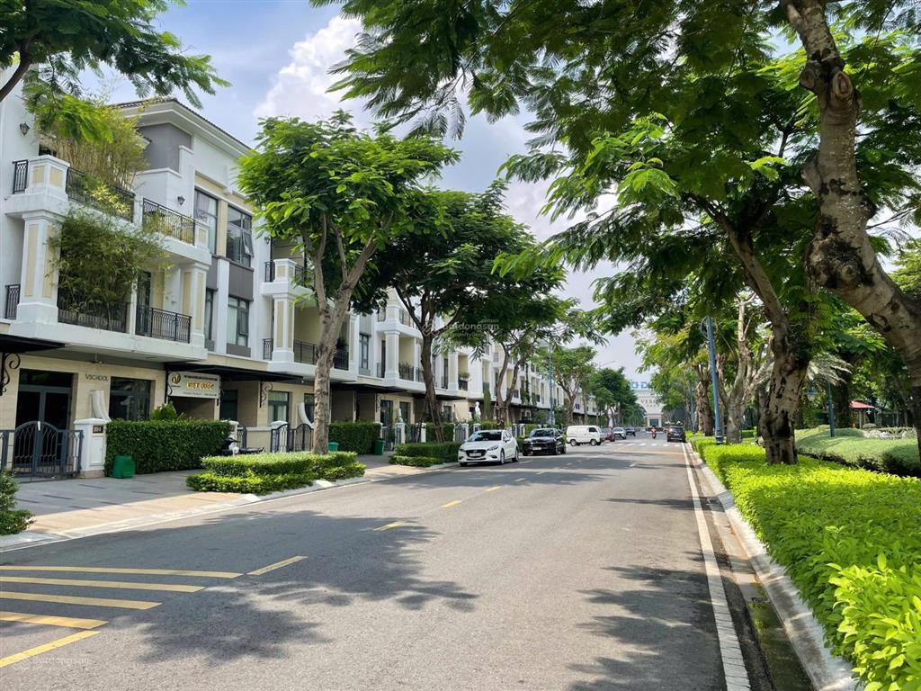 Nhà phố verosa 5x17m giá 15.5 tỷ  hương