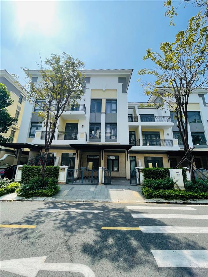 Nhà phố verosa 5x17m giá 15.5 tỷ  hương