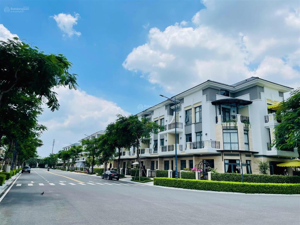 Nhà phố verosa 5x17m giá 15.5 tỷ  hương