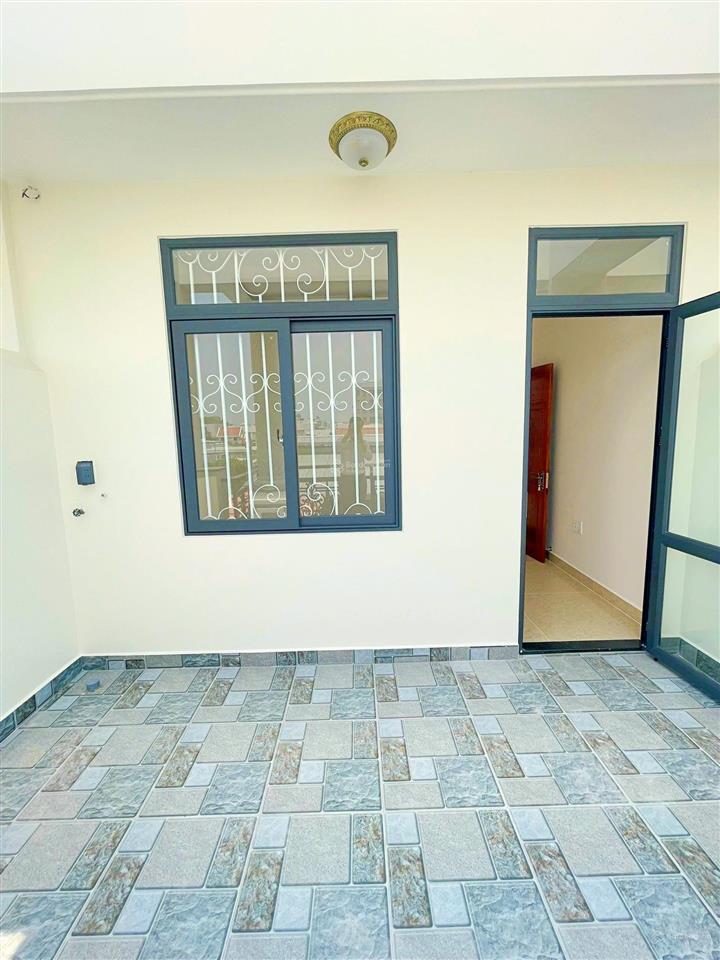 Cho thuê nhà mới cách vạn phúc city 1km, gần chợ , trường học , siêu thị bán kính 1km, hđ lâu dài