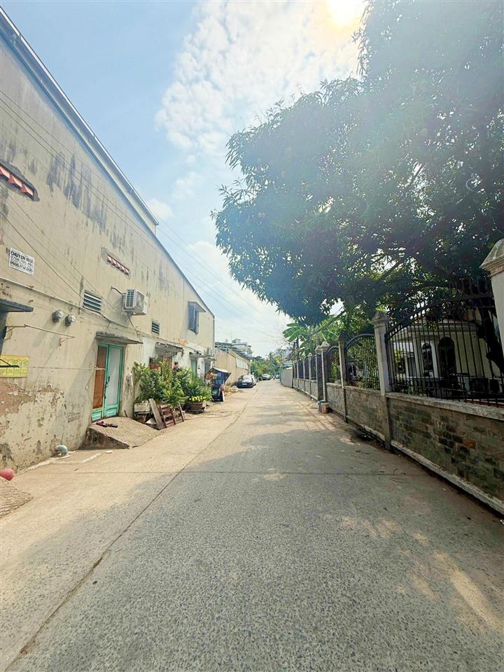Bán nhà 3 tầng đường 7m gần sông sg liền kề vạn phúc city, cách ql13 200m, sổ riêng hoàn công