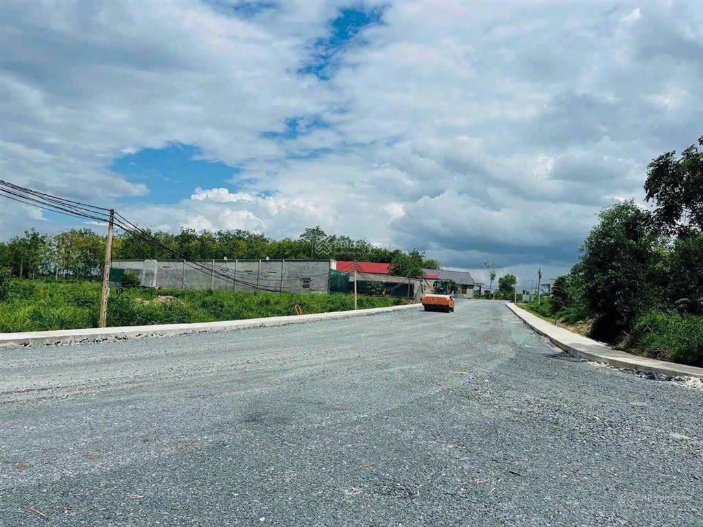 Cần tiền bán gấp lại lô đất ngay trường cấp 3 giá bán lỗ 1/2 1000m2 tc 200m2 còn 570 triệu