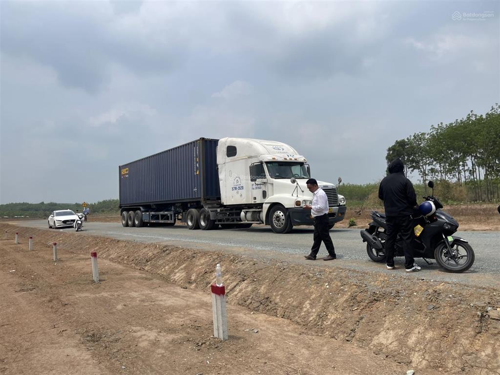 Kẹt tiền bán lại lô đất ngay kcn thanh an 228m2 thổ cư 100m2, giá 299 triệu