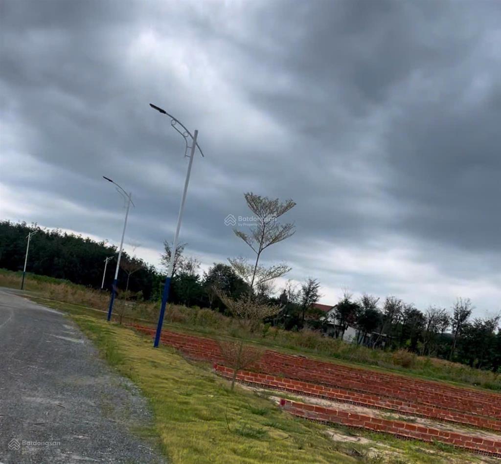 Cần tiền lại lô đất ngay chợ minh thắng, cách ql14 vào 50m, đường đang làm nhựa hơn 200m2