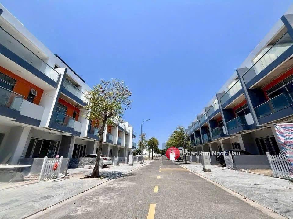 Bán căn nhà xây thô 3 tầng hoàn thiện mặt ngoài  gói 8 the capella giá 6,85 tỷ