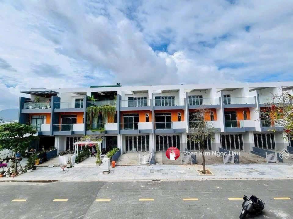 Bán căn nhà xây thô 3 tầng hoàn thiện mặt ngoài  gói 8 the capella giá 6,85 tỷ