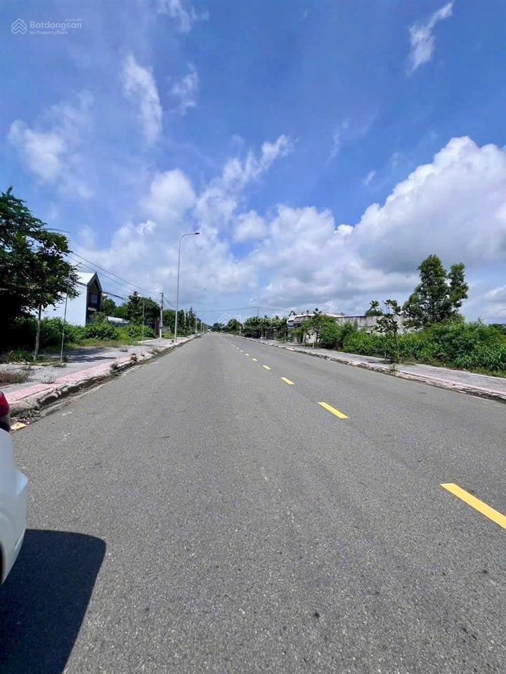 Mặt tiền trục chính đường hàng dương gần biển hồ tràm  biển lộc an  đất đỏ  brvt  ra gấp ạ