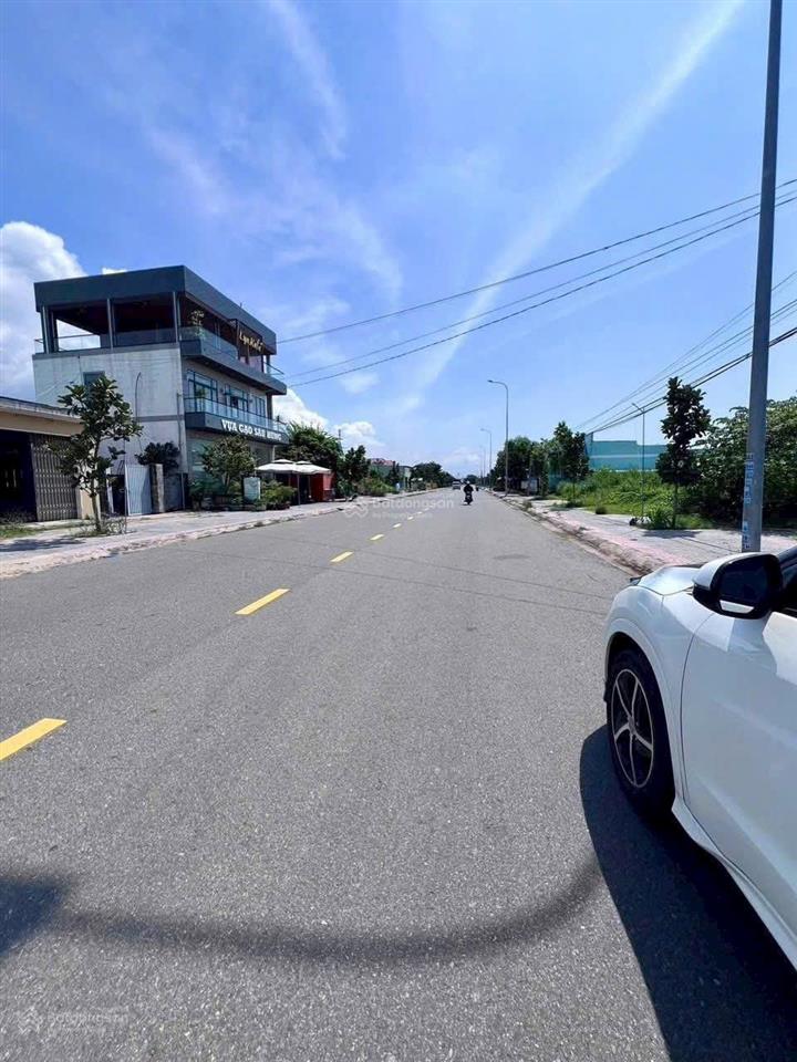 Mặt tiền trục chính đường hàng dương gần biển hồ tràm  biển lộc an  đất đỏ  brvt  ra gấp ạ