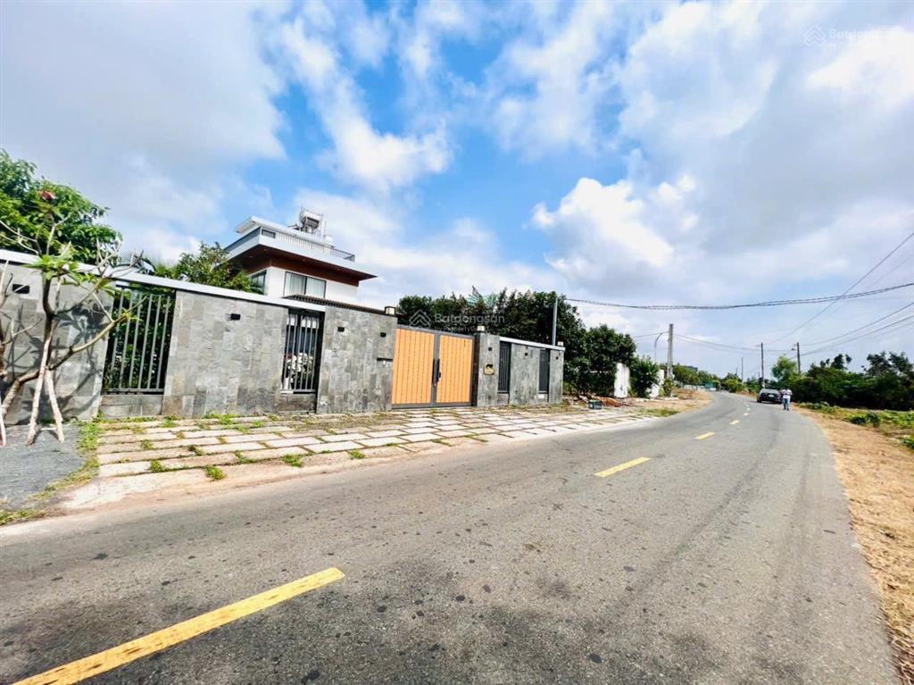 Bán lô biệt thự 1637m2 sẵn 240m2 thổ cư đường nhựa nguyễn huệ  đất đỏ  tp hcm
