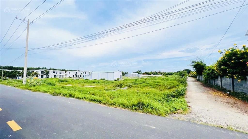 Còn lô này giá tốt nhanh tay ạ  trục chính vào khu biệt thự phan gia xã phước hải  tp hcm cách b