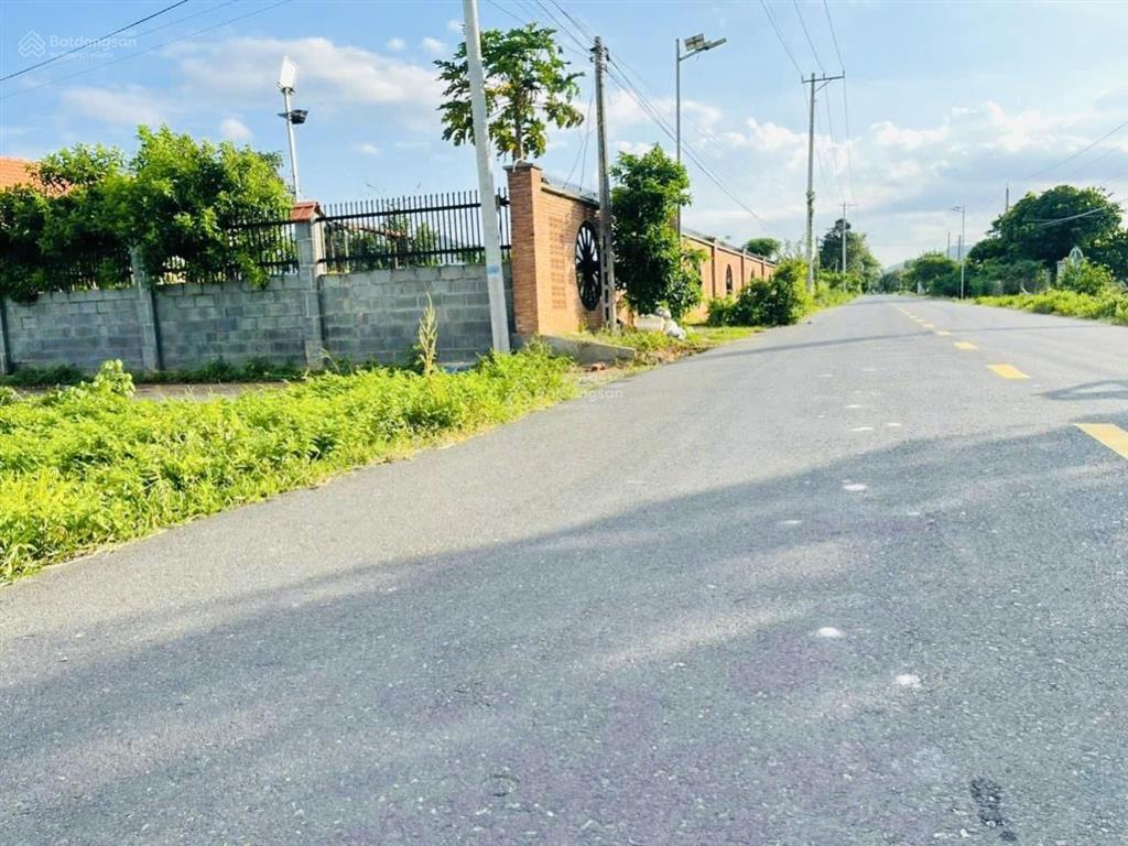 Còn lô này giá tốt nhanh tay ạ  trục chính vào khu biệt thự phan gia xã phước hải  tp hcm cách b