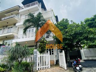 Villa q2 gần sông căn góc sân vườn đầy hoa giá siêu rẻ