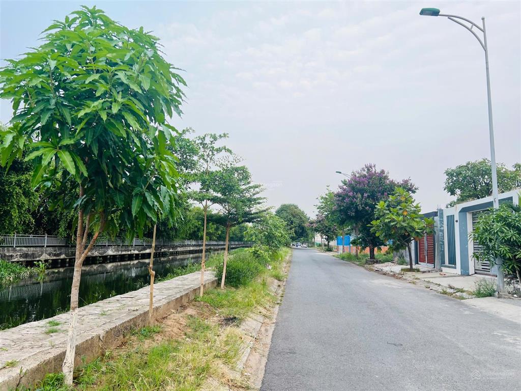 230 m2 lô góc 2 mặt tiền đường rộng 12m thông dài hướng ra chợ đầu mối thủ đức, sổ riêng