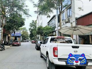 Nhà đẹp cạnh kđt việt hưng long biên, gần phố, giá hời