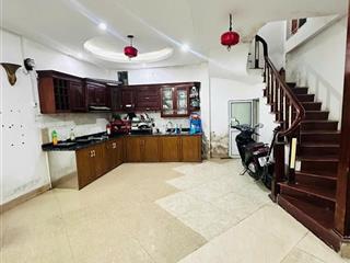 NHÀ CẦU GIẤY 40M2 5 TẦNG MONING ĐỖ CỬA NGAY SÂN ĐỖ Ô TÔ NGÀY ĐÊM CÁCH Ô TÔ TRÁNH 1 NHÀ