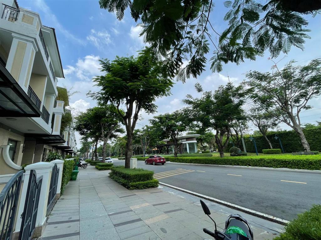 Cần bán căn 85m2 giá 15,5tỷ  nhà thô 4 tầng  tại verosa park. sổ hồng riêng. gọi phước